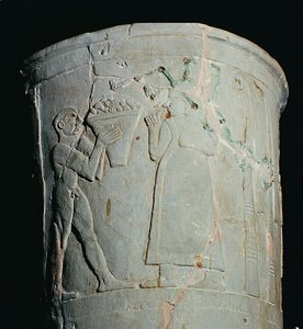 Vase représentant un homme portant un bol de fruits